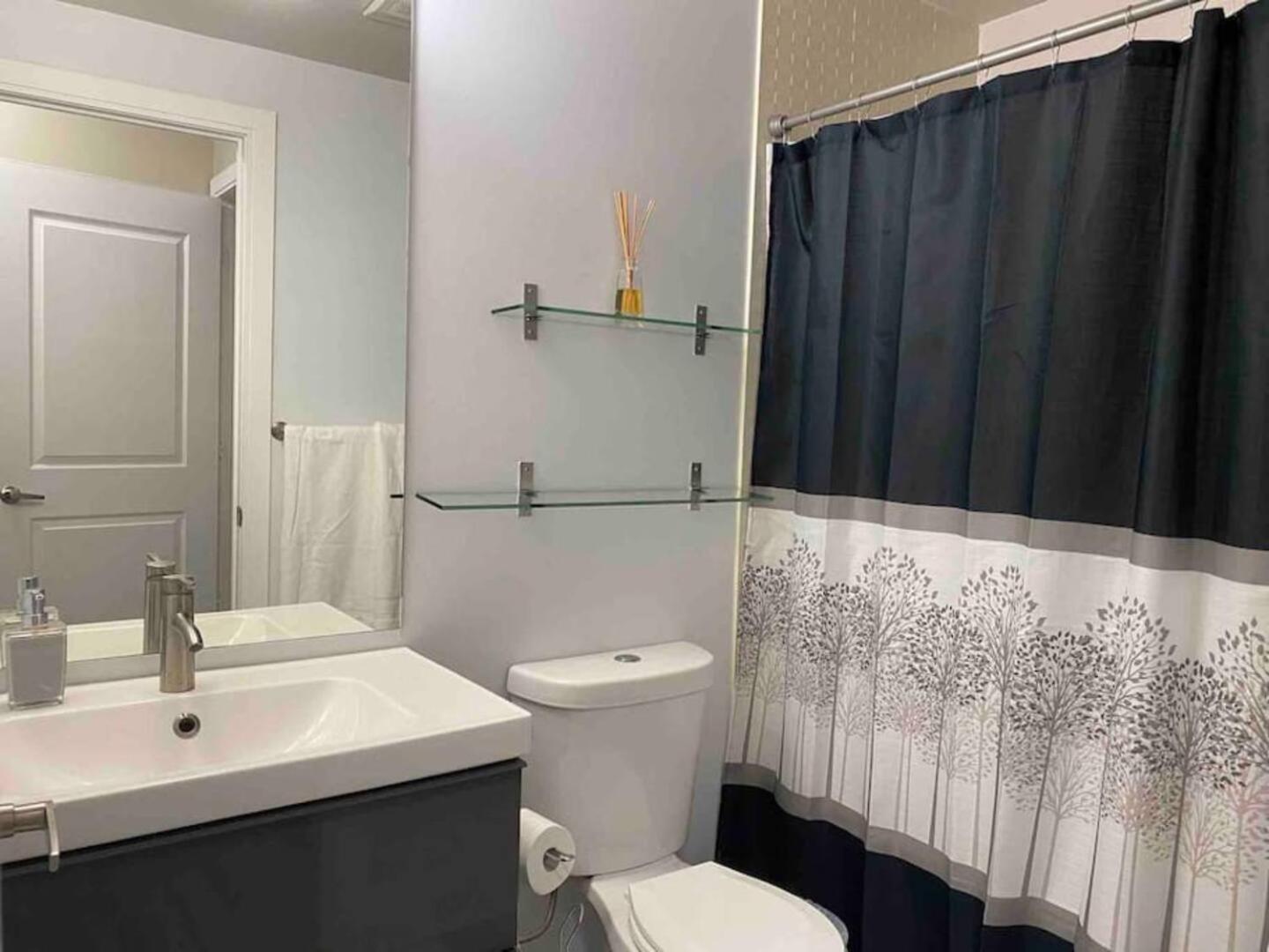 Luxurious 1 Bedroom Den, 1 Bath Condo Square One Миссиссага Экстерьер фото